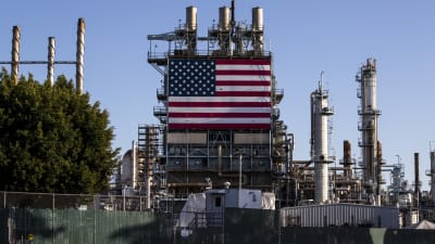 En väldig amerikansk flagg pryder en vägg vid oljeraffnaderiet Marathon i Los Angeles