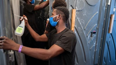 Migranter rengör och desinficerar toaletter och duschar ombord på fartyget Sea-Watch 4 som väntar på att få gå i hamn. 30.8.2020