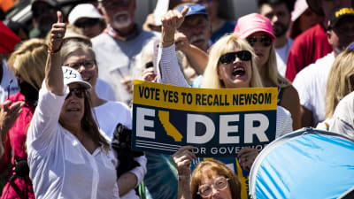 Bild på republikanen Larry Elders anhängare som håller i en skylt där det står att de vill avsätta den demokratiska guvernören i Kalifornien.