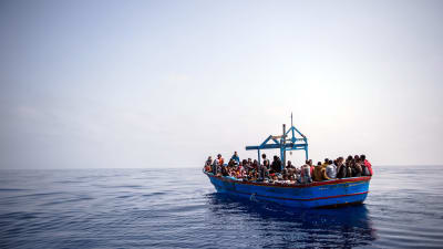 Migranter i träbåt på Medelhavet, ca 50 km utanför Libyens kust.