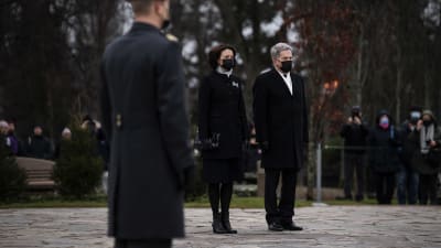 Jenni Haukio och Sauli Niinistö på Sandudds begravningsplats den 6 december 2020.