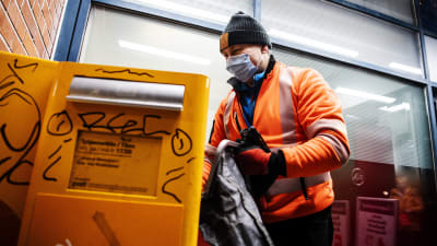 Postinkuljettaja tyhjensi postilaatikon Korsossa 14. joulukuuta 2020 klo 17 aikaan.