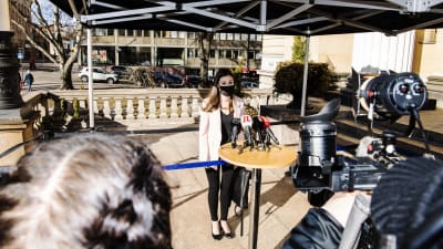 Sanna Marin puhui medialle Säätytalolla 23. maaliskuuta.