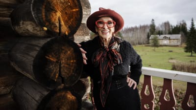 Aira Samulin poseeraa Hyrsylän mutkassa 23. marraskuuta 2020.