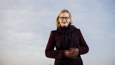 RKP:n Eva Biaudet valokuvattiin Ullanlinnassa Kaivopuiston rannassa helmikuun 2021 alussa.