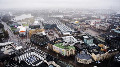 Ilmakuvassa on Helsingin päärautatieasema toukokuussa 2021.