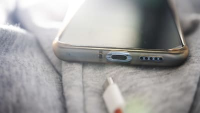USB C -liitäntä OnePlus-älypuhelimessa.