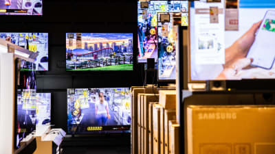 Tv-apparater på utställning i en elektronikbutik.