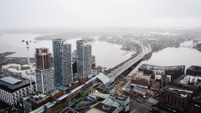 Drönarbild av Fiskehamnens skyskrapor i Helsingfors.