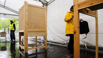 Pariskunta saapui Helsingissä Töölön kisahallin ulkoäänestyspaikalle ennakkoäänestämään 26. toukokuuta.