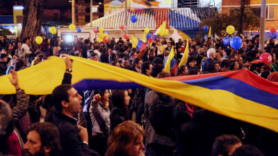 Människor firar fredsavtalet med Farc i Bogota.