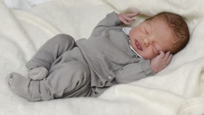 Första officiella bilder på prinsessan Madeleines ocg Chris O'Neills nyfödda baby publicerad.