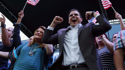 Puerto Ricos guvernör Ricardo Rossello firar resultatet av folkomröstningen.