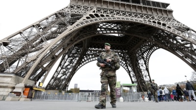 Fransk soldat patrullerar vid Eiffeltornet i november 2015.