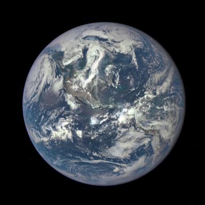 En helt ny bild av jordens solbelysta sida har tagits den 6 juli 2015 av satelliten DSCOVR.