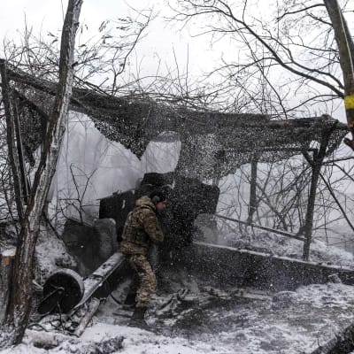 Ukrainska soldater avfyrar D-20-artilleri i ett snöigt Charkiv.