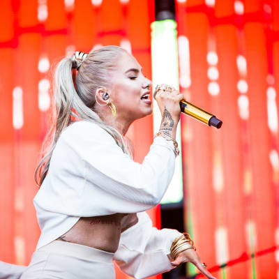 Evelina laulaa silmät kiinni YleXPopissa, vieressä taustatanssija. 