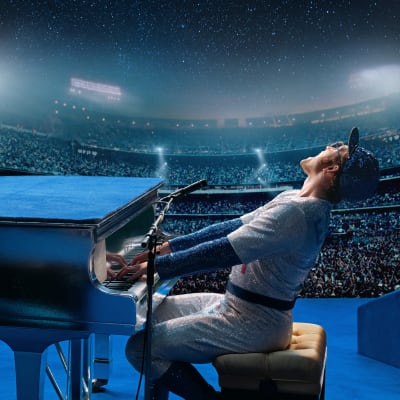 Elton John (Taron Egerton) spelar piano inför en stor publik.