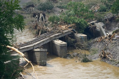 En bro i den tyska staden Bad Neuenahr-Ahrweiler håller på att kollapsa. 