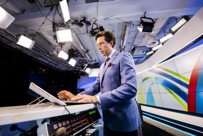  Jussi-Pekka Rantanen valmistautuu tv-uutisten lähetykseen studiossa.
