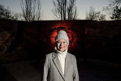 Taloustieteilijä Heidi Schauman kuvattiin Kansallismuseolla.