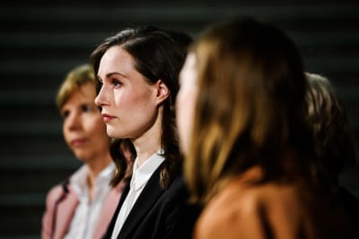 Statsminister Sanna Marin (i fokus i bilden) och justitieminister Anna-Maja Henriksson (i bakgrunden).