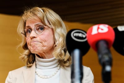 Riksdagsledamot Päivi Räsänen ser sammanbiten ut bakom en rad mikrofoner.