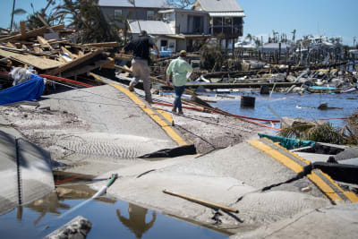 Myndigheterna granskar förstörelsen efter orkanen Ians framfart i Fort Myers Beach, Florida,