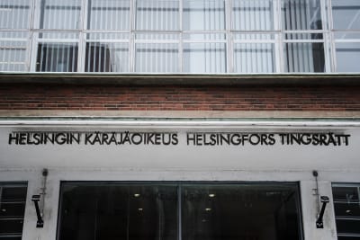 Bild av texten ovanför ingången till Helsingfors tingsrätt.