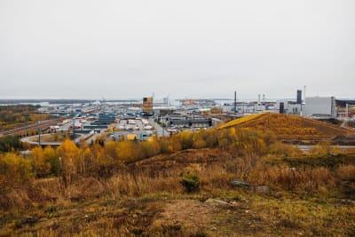 Nordsjö hamn i Helsingfors den 27 oktober 2022. I förgrunden bar mark och på andra sidan hamnen avtecknar sig några holmar i havet.