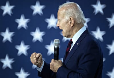 Joe Biden håller tal framför en amerikansk flagga.