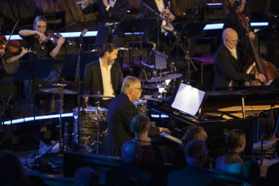 12-henkinen orkesteri soittaa kappelimestari Esa Niemisen johdolla (joka soittaa itse pianoa).