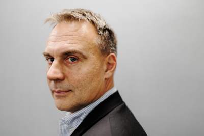Ilkka Haahela i halvprofil med blicken mot kameran.