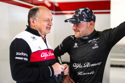 Bottas i samspråk med Vasseur.