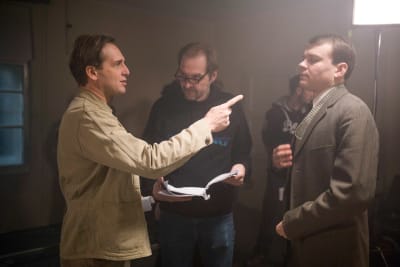 Ohjaaja Arto Halonen ohjaamassa näyttelijöitä Josh Lucas ja Pilou Asbæk elokuvassa The Guardian Angel – Suojelusenkeli.
