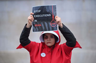 Kvinna demonstrerar i London mot våldet mot avrättningar i Iran. 