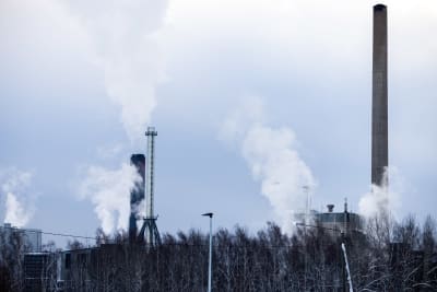 Fortums kraftverk i Finno i Esbo. I bilden syns rök som stiger från skorstenar.