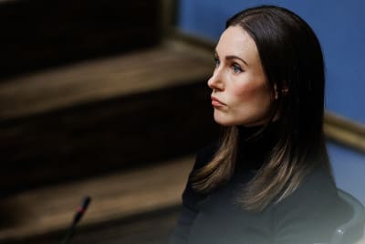 Sanna Marin stirrar tomt framför sig.