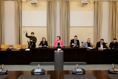 Valiokunnan tyytyväiset jäsenet kertoivat uudesta laista eduskunnan Arkadia-salissa 17. helmikuuta.