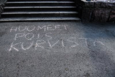 "huumeet pois Kurvista" - "bort med drogerna från Sörnäskurvan" står skrivet på asfalten 