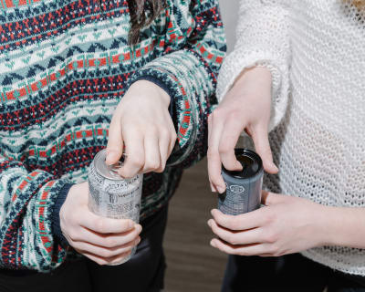 Händer som öppnar energidrycker,