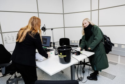 De Grönas ordförande maria Ohisalo tentas i Yles Politiikkaradio.