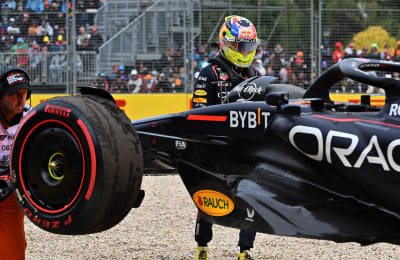 Sergio Perez ser sin bil bogseras bort.