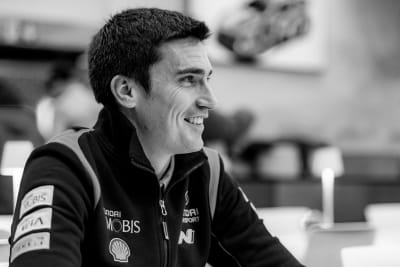 Craig Breen sitter vid ett bord.