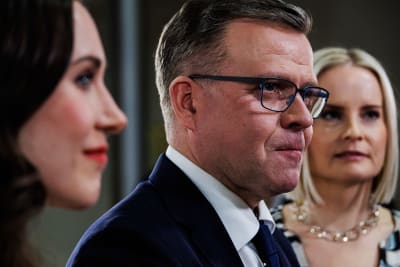 Petteri Orpo i fokus mellan Sanna Marin och Riikka Purra.