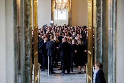 Riksdagsledamöter klädda i svart vid öppningen av riksdagsperioden 2023.