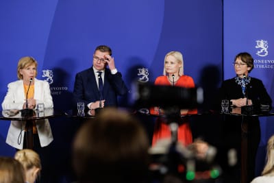 Anna-Maja Henriksson, Petteri Orpo, Riikka Purra och Sari Essayah under en presskonferens i Ständerhuset.
