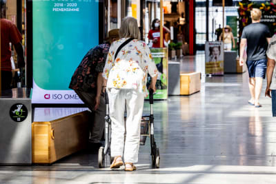 Äldre personer i ett köpcenter.