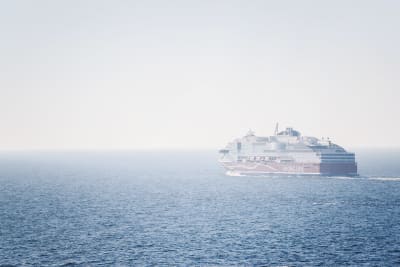 Viking Glory-skeppet på öppet hav. Det är dimmigt.