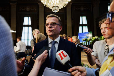 Petteri Orpo puhuu medialle Helsingin Säätytalolla 16. kesäkuuta 2023.